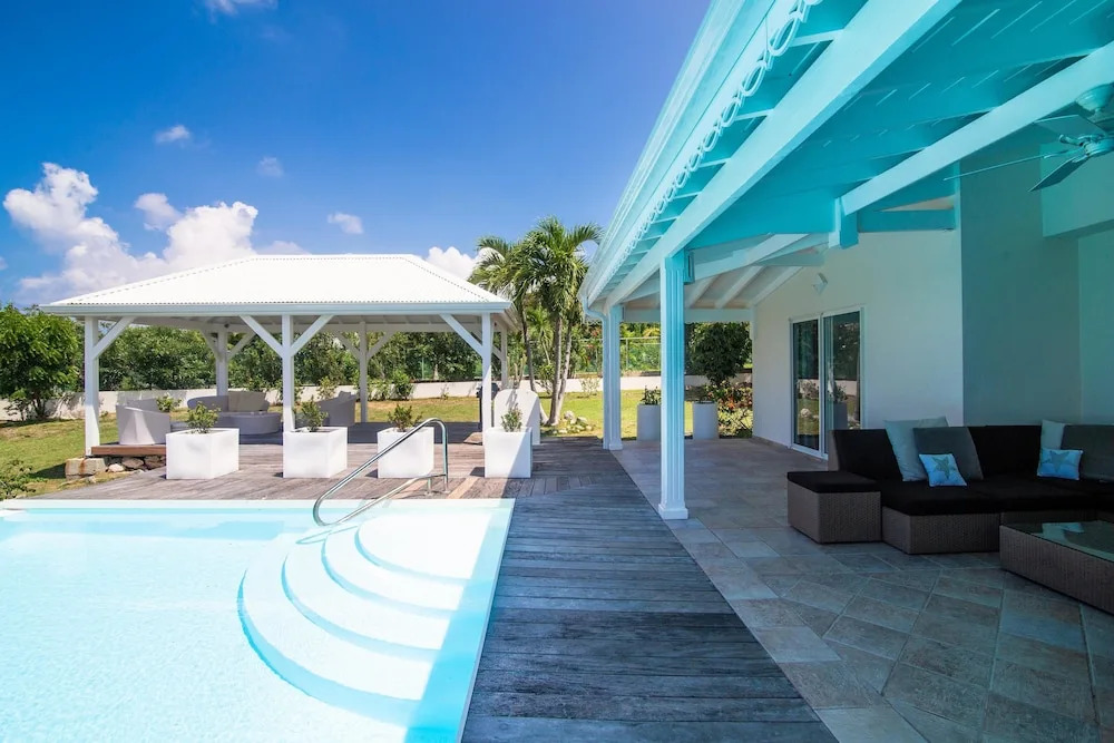 Exclusive Terres Basses Location, Full AC, Salt Water Pool, Wifi, Short Drive to the Beach!
