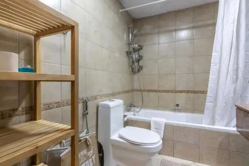 Luton Vacation Homes -Spacious Studio in Royal Oceanic, Dubai Marina