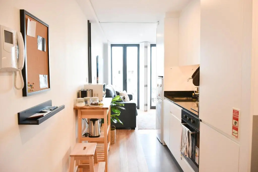 Comfortable&Central w/balcony-9 min walk Trindade