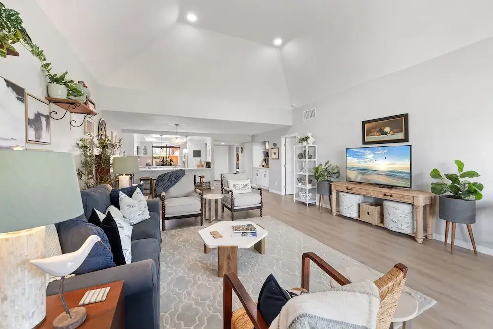 Designer Seville Condo w Golf Mountain Views