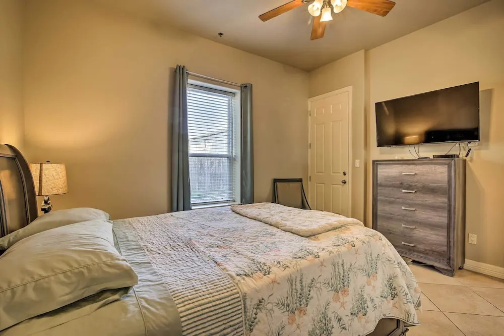 Texas Condo w/ Outdoor Pools - Walk to Beach!