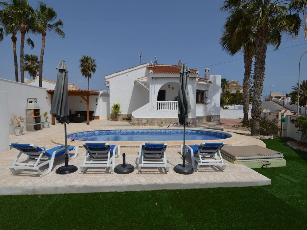 Villa With Private Swimming Pool in Queseda