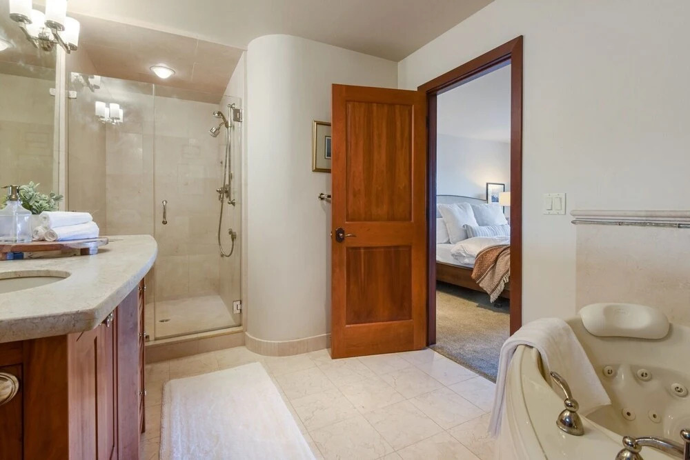 Luna Del Lago Luxury Home - Hot Tub, Lake View 3 Bedroom Home by Redawning