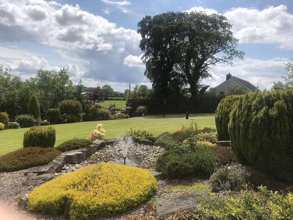 Dungannon 2 Bed Bungalow - Sleeps 5 - Pet Friendly