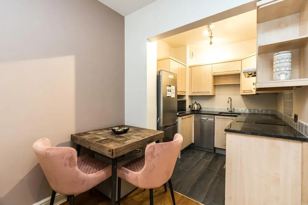 NEW Cosy 2BD Barons Court Garden Flat in the City