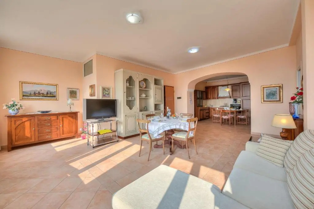 Angela -Terrace & beautiful View lake - Happy Rentals