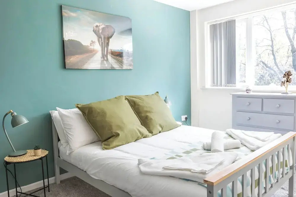 Spacious 4-bed, Free Parking, Short or Long Stays