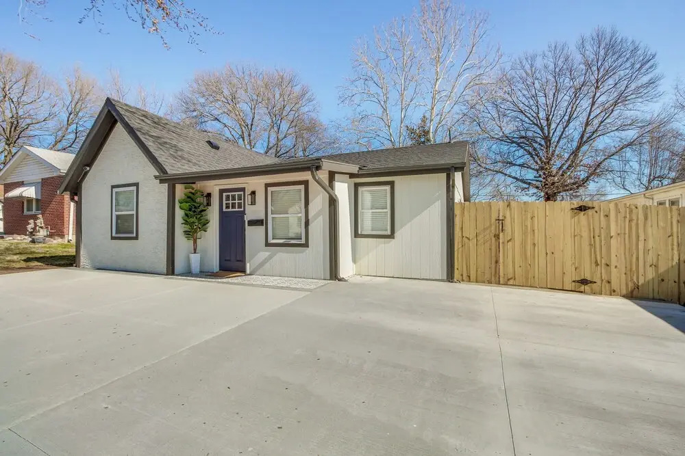 Stylish Home < 1 Mi to Dtwn Olathe: Dogs Welcome!