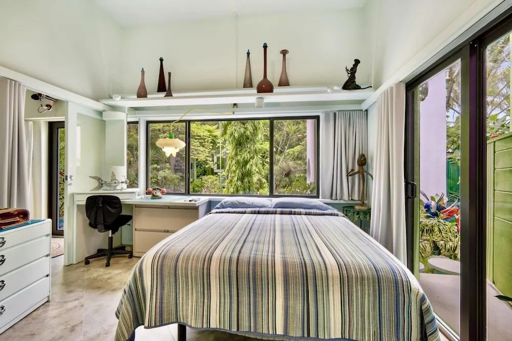 Unique Art Nature Hideaway Walkable to Wilton Drive