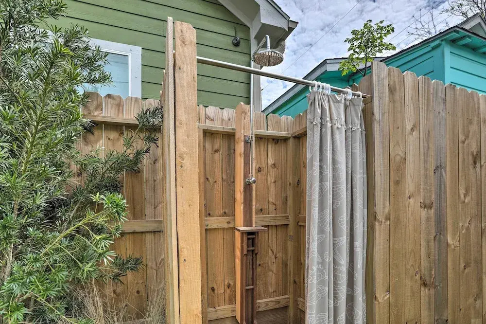 Walk to Beach: Home in Galveston!