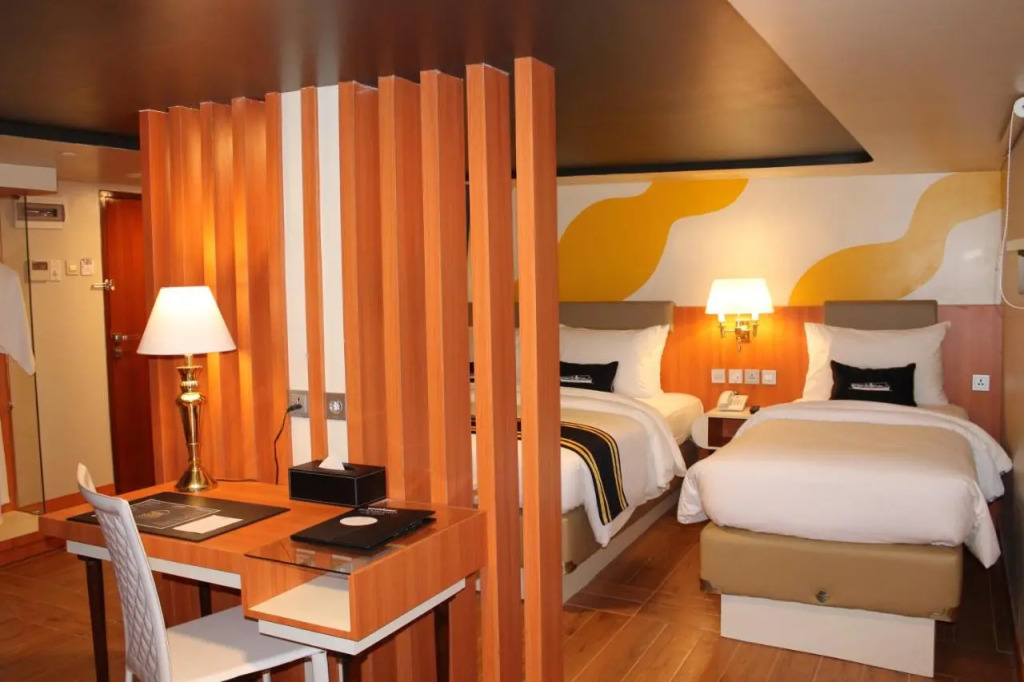 Doulos Phos The Ship Hotel