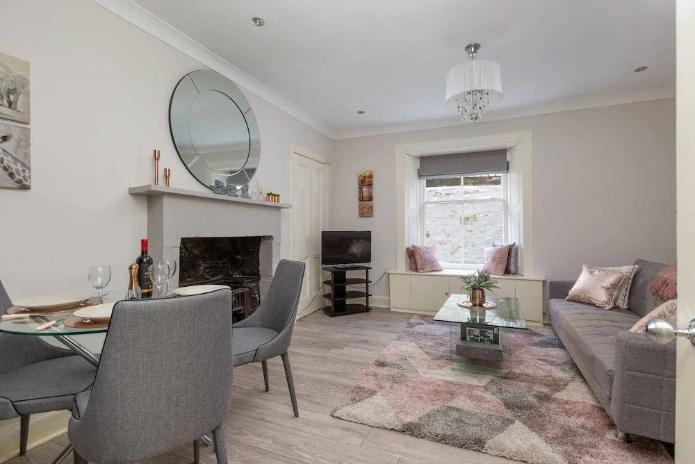 Refined Ground-floor Apt Near Stockbridge Market