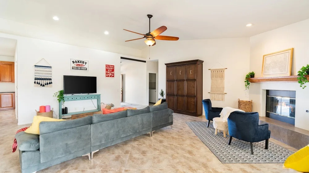 Hillside Desert House - Hot Tub, Fire Pit And Bbq! 3 Bedroom Home by RedAwning