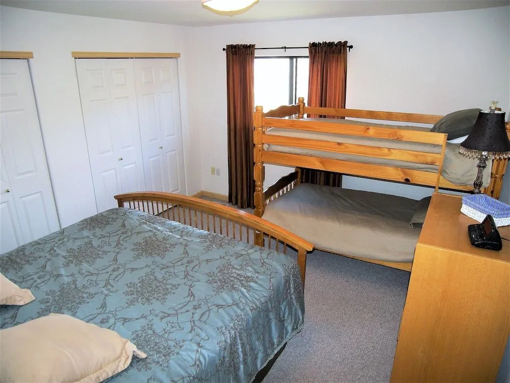 Timber 2 bed 2 bath 2 Br condo by RedAwning