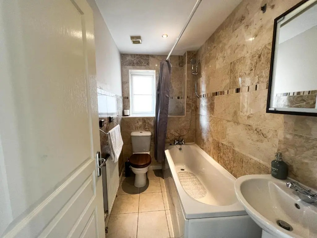 Lovely 4 Bedroom Apartment With Free Internet, study and Parking