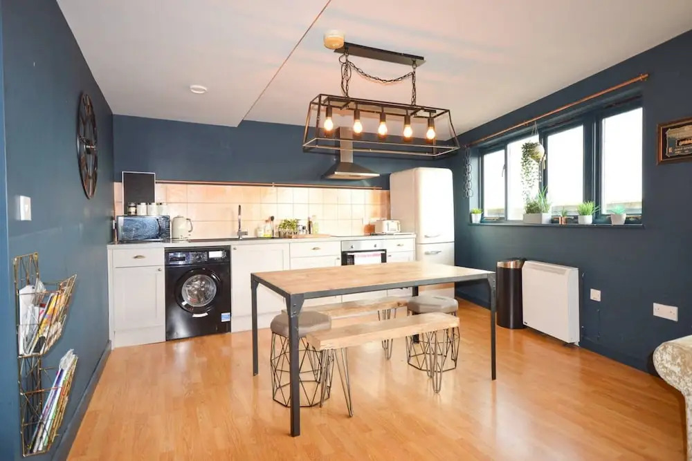 Contemporary 2 Bedroom Midland Mews Apartment
