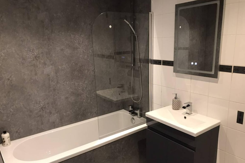 3-bed Apartment - Sleeps 6 - Parking, Wifi, Pets