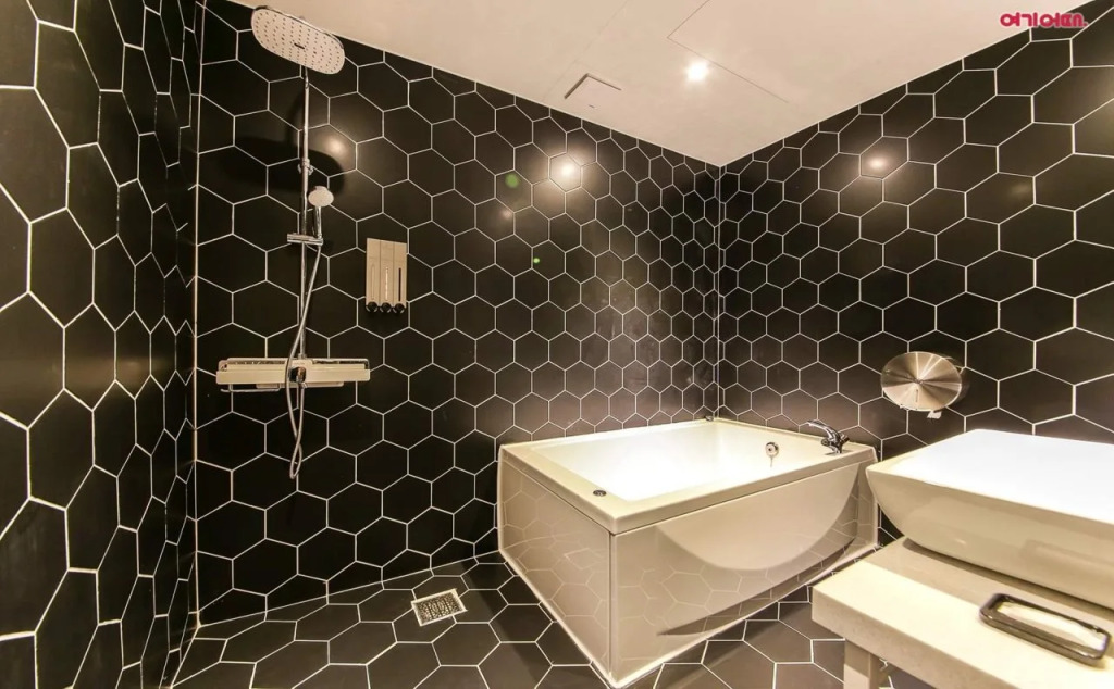 Hotel Wall