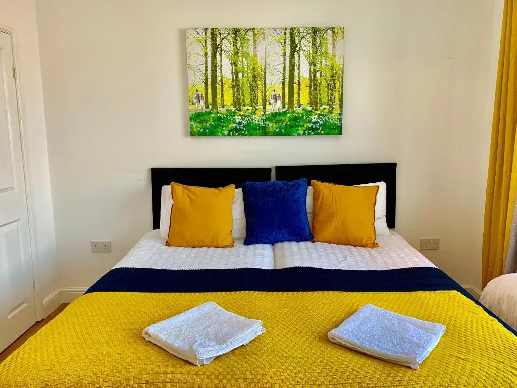 Spacious 2 Bedrooms 2 Baths Apartment with Garden and Parking