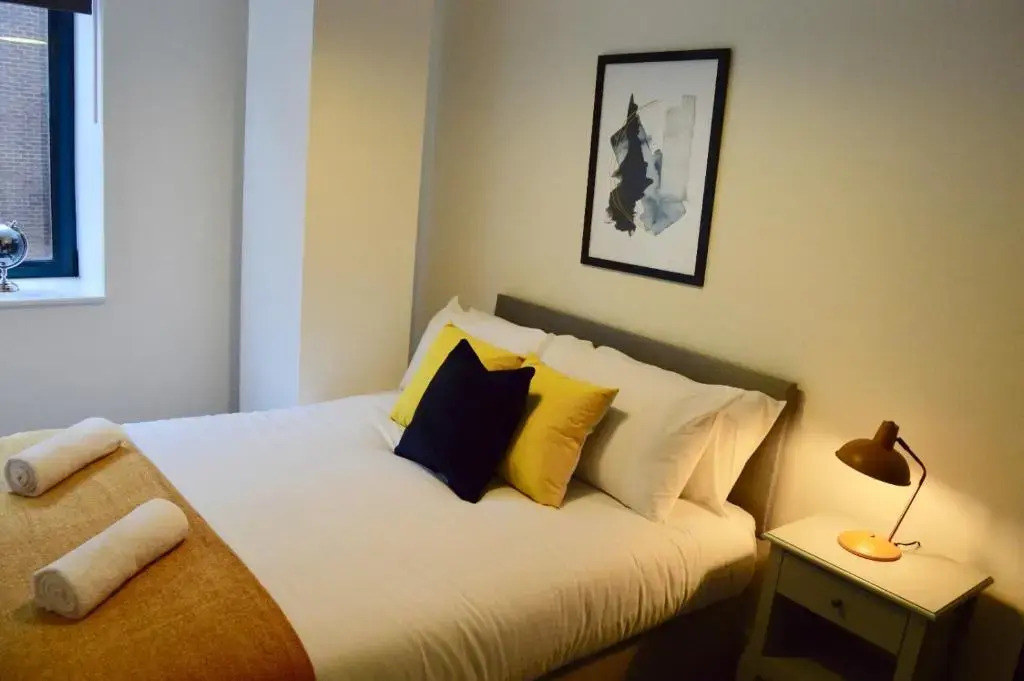 Sleeps 5 with 2 bedrooms and sofabed, perfect for work or leisure, stylish spacious city centre apartment, book our Queen Suite, today!