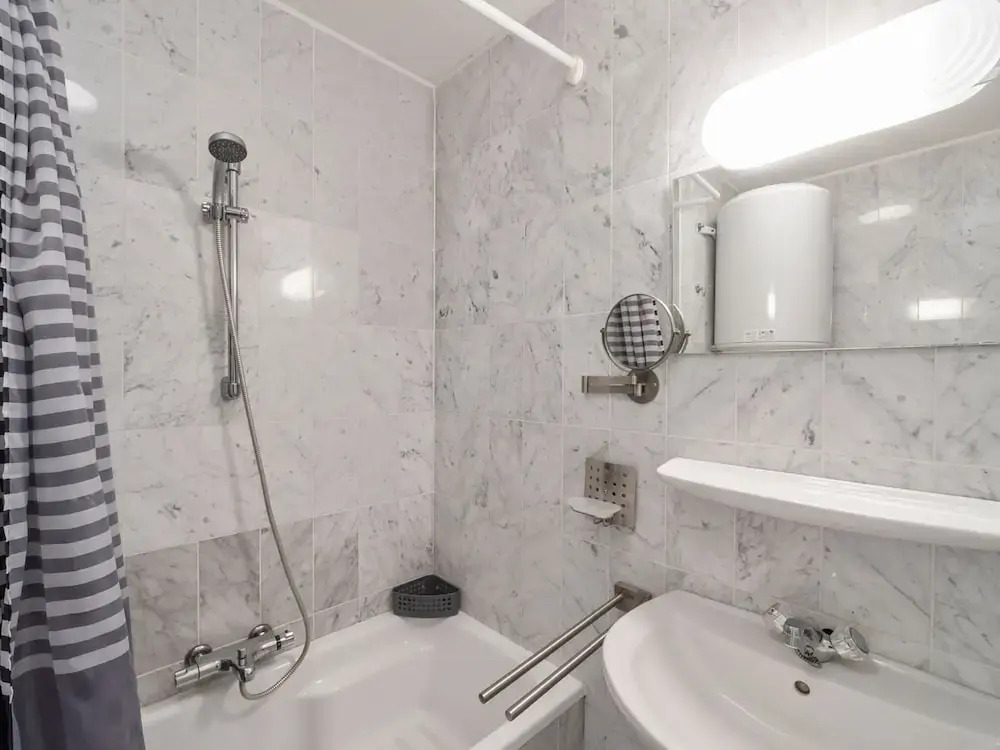 One-bedroom Flat With sea Views and Parking