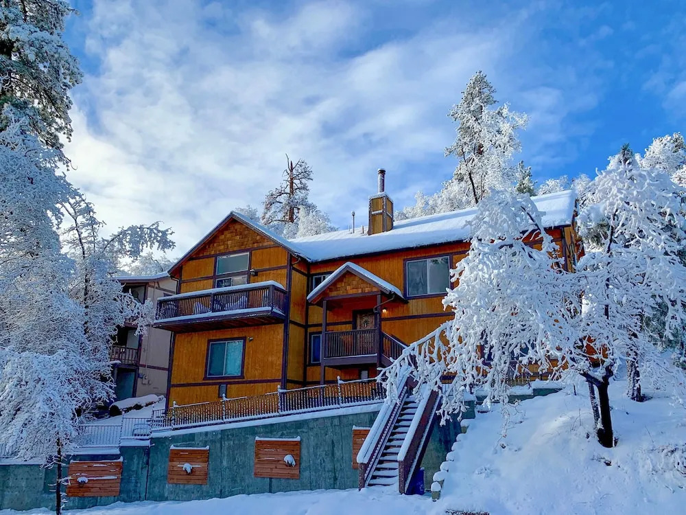 Custom-built Gem w/ Kayaks & Games in Big Bear!