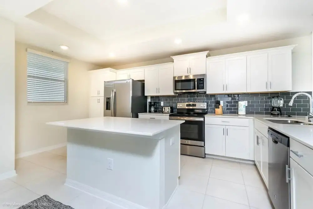 4714ct Amazing Story Lake Brand New Condo