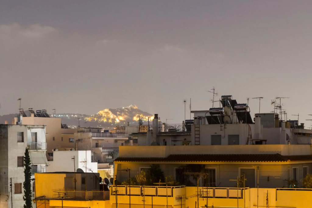 Ma Maison Nο 1, Penthouse, Acropolis and Lycabettus view, 15' to Acropolis by metro, 1' from Metro Station