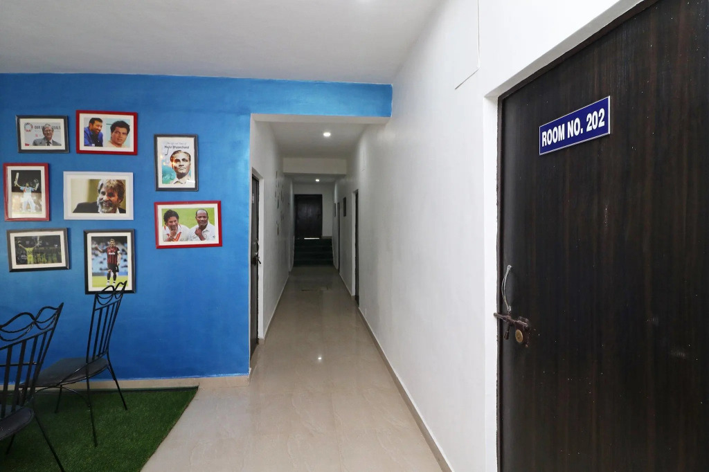 OYO 40425 Hotel Dazzle Inn
