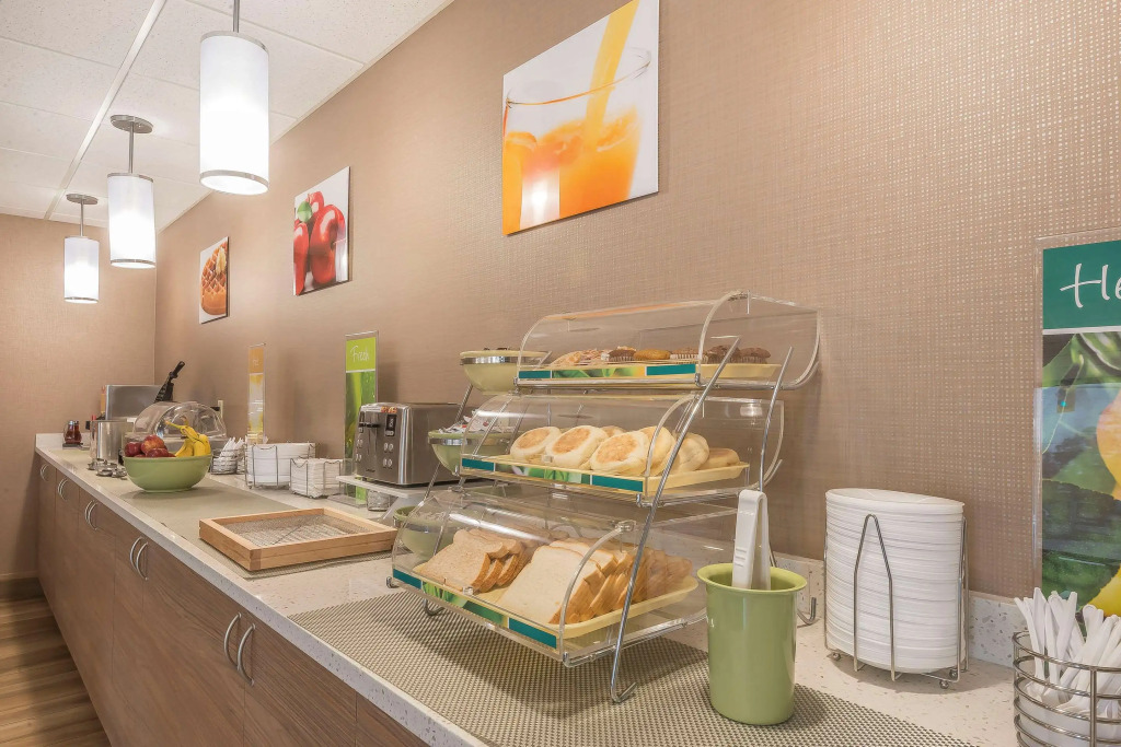 Quality Inn & Suites Windsor - Downtown