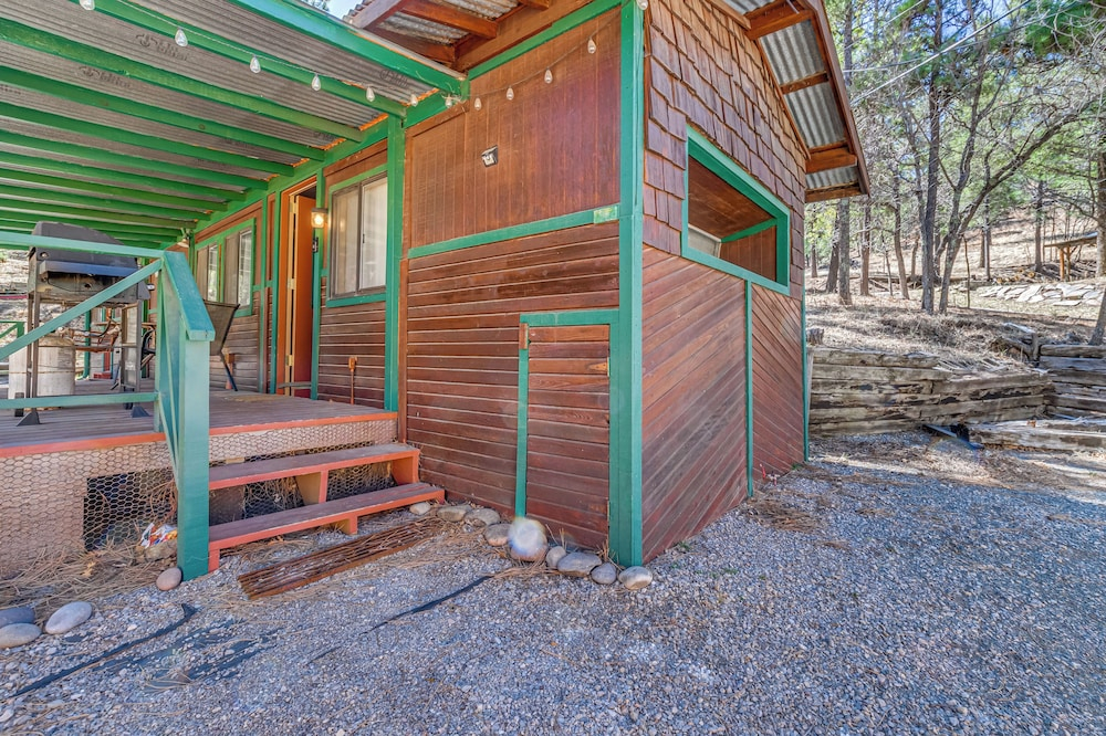 2 Mi to Midtown! All-season Base w/ Hot Tub Access