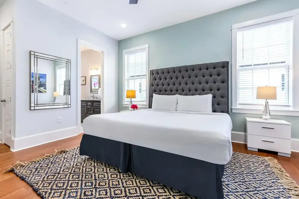 Spacious 5 BR Retreat with Pool - Near It All