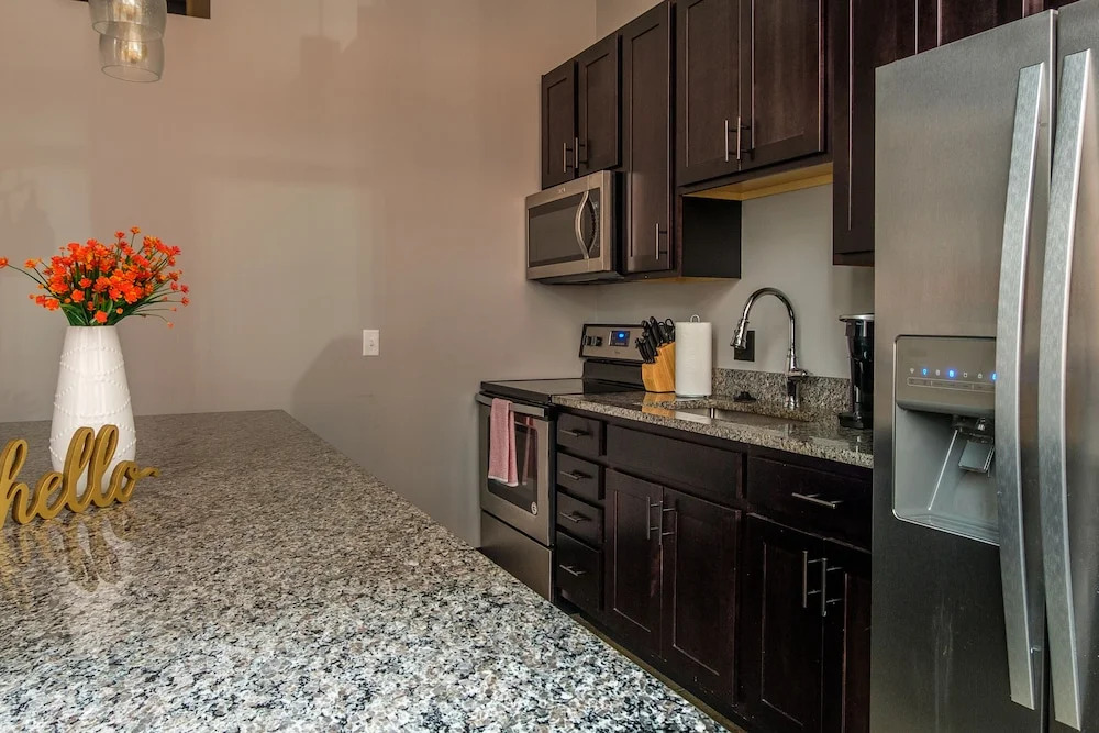 Strip District Apts with Wifi by Frontdesk
