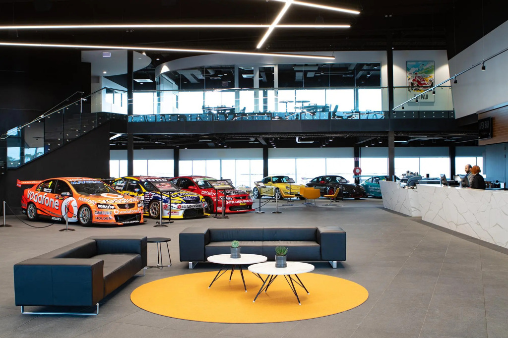 Rydges Pit Lane