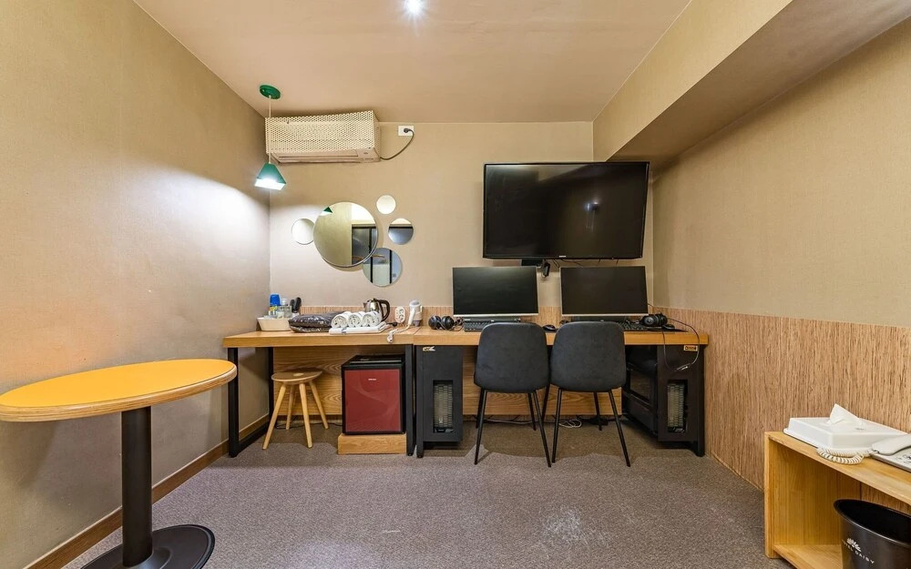Sinchon Local Friends Hotel