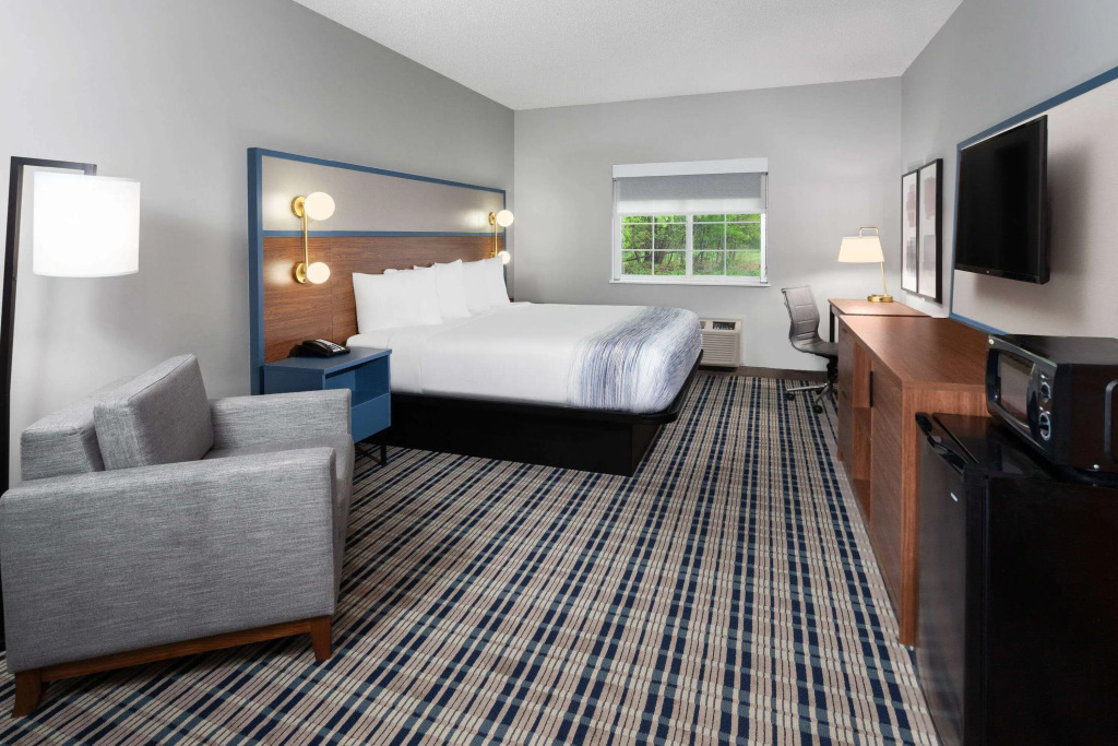AmericInn by Wyndham Eagle River Downtown