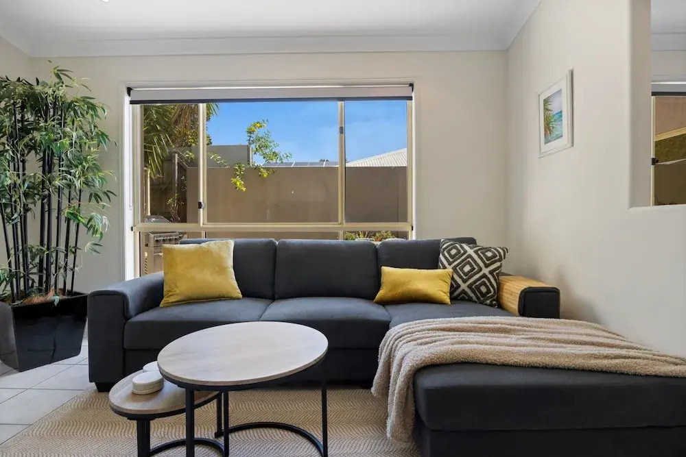 Spacious 4-bed Family Retreat With Pool