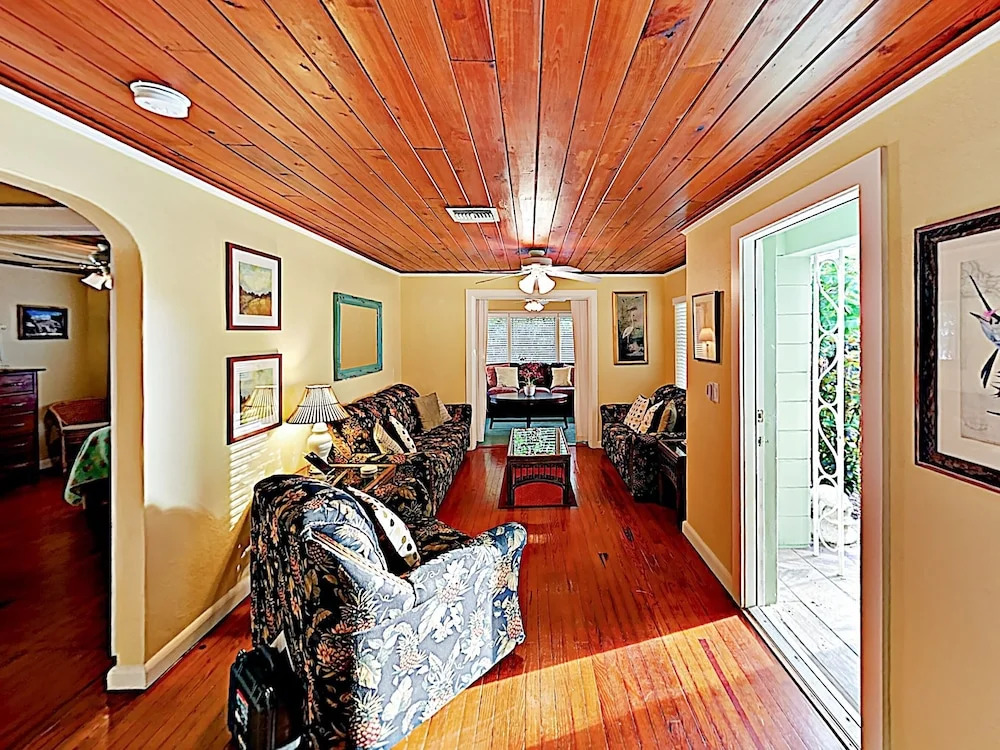 Tropical Oasis - 3 Minutes To Beach Home