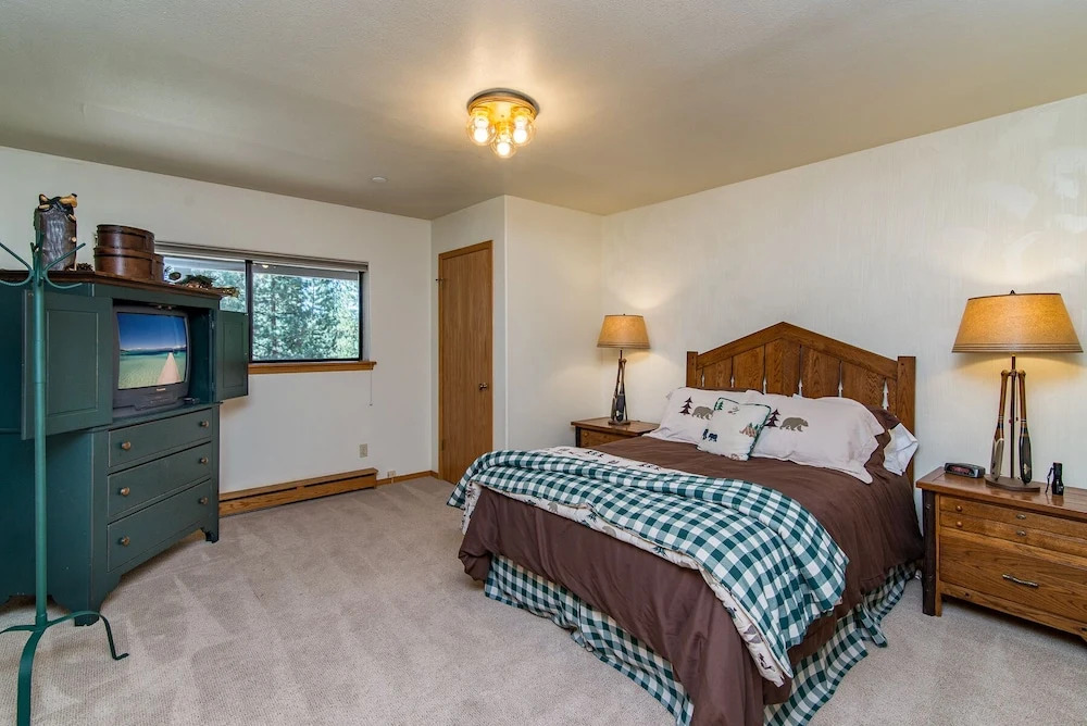 Roomy 5br W/ Hot Tub, Lake View & Beach Access 5 Bedroom Home
