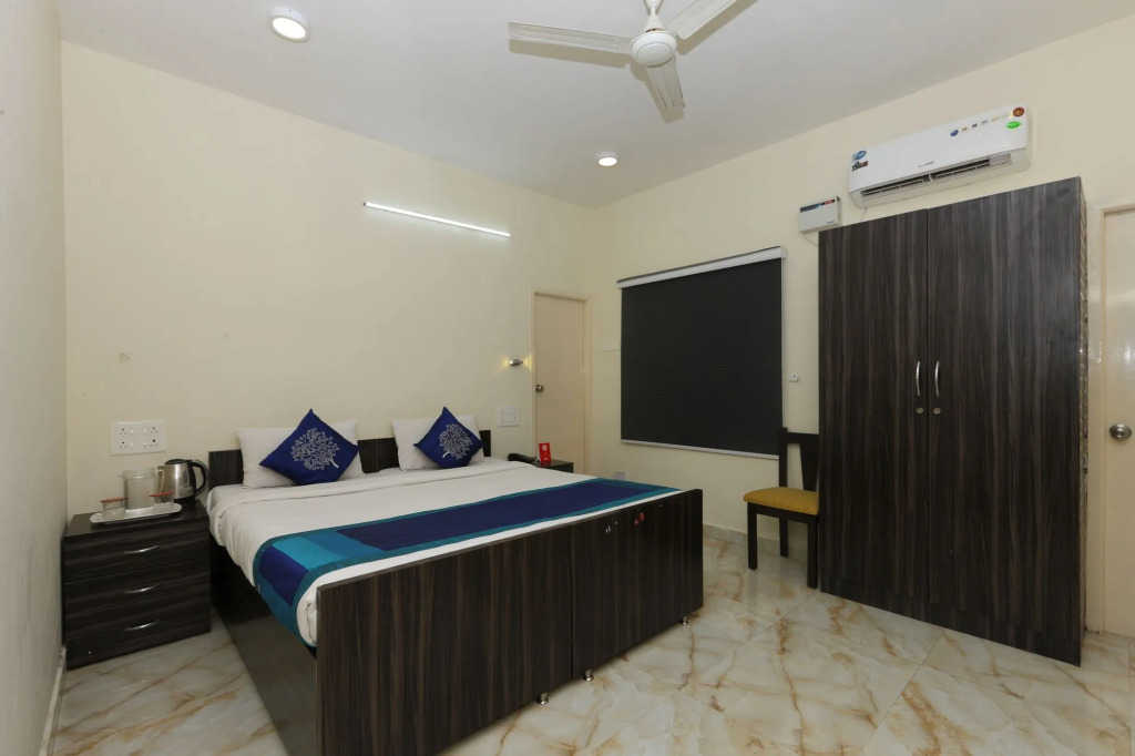 The ECR Grand Residency by OYO Rooms