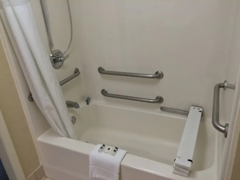 Country Inn & Suites Newark