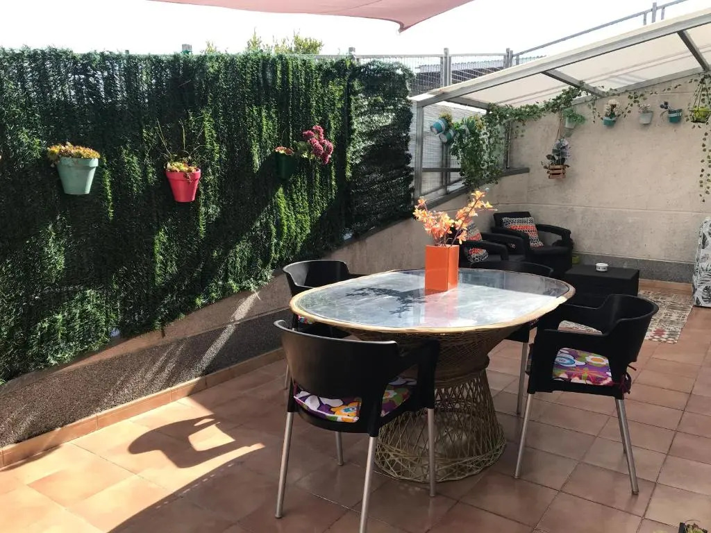 apartamento con amplia terraza cerca del hospital clínico
