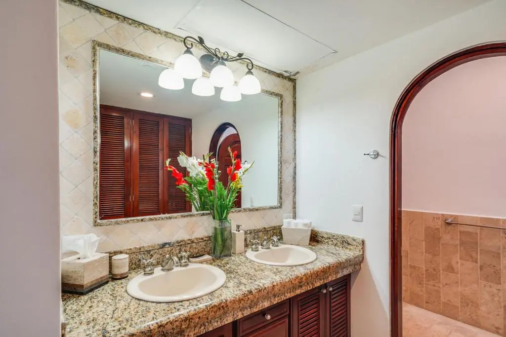 Lagoon & Beach Steps Away 5-bdrm Villa Elegancia