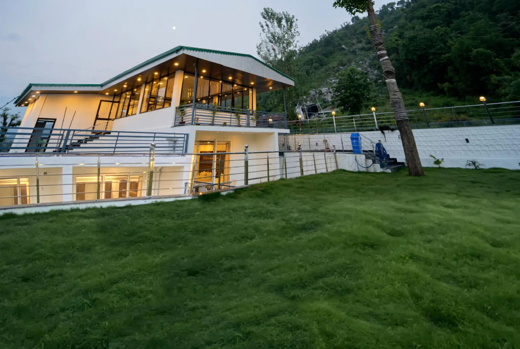 Mountain Midst