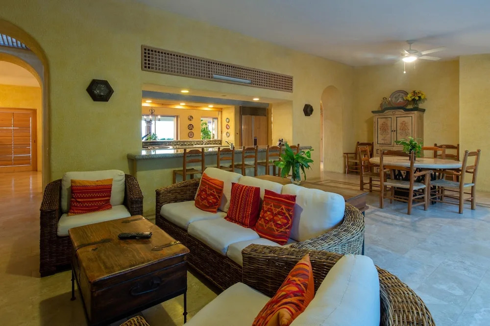 6 Bedroom Beachfront From $1600 per Night: Villa de la Playa