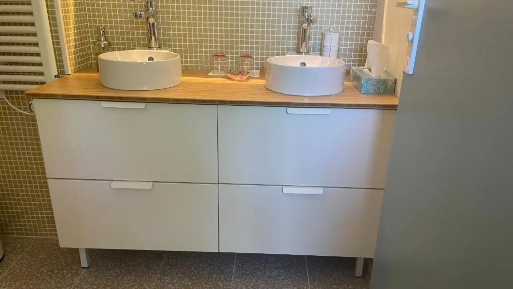 Au cœur du vieux Toulon au calme appartement rénové climatisé confortable étage élevé avec ascenseur proche parking et toutes commodités