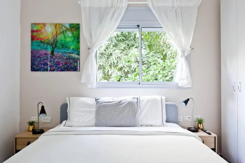Beautifully Renovated 2BR with Balcony Beachfront*