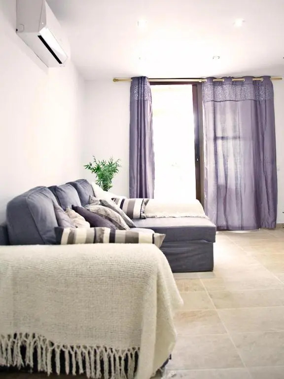 2 min Walk to Beach - Private Solarium Bungalow