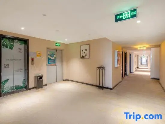 Yiyi Hotel (Chengdu West Railway Station Peifeng Road Subway Station)