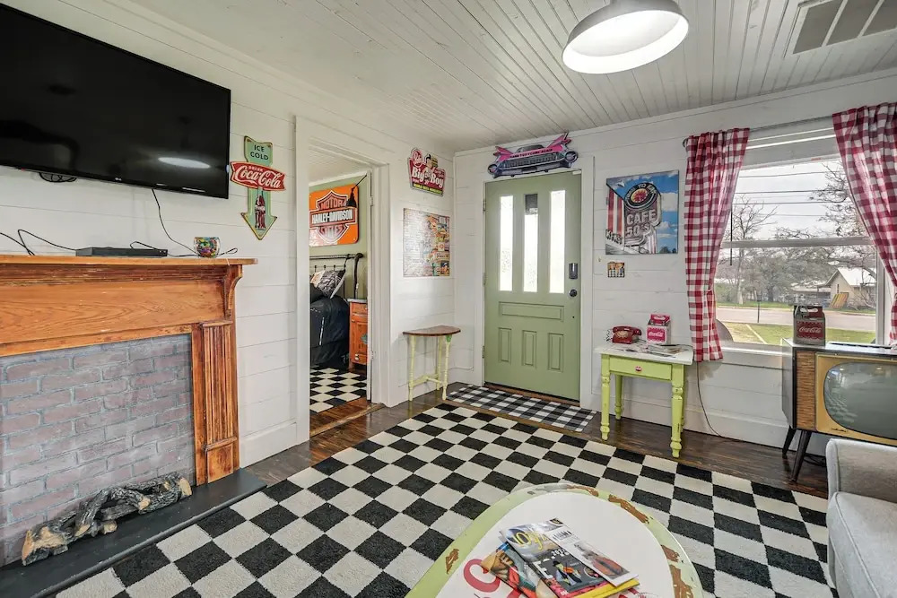 Retro Retreat in Llano w/ Screened Porch!